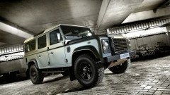 duimen-voor-land-rover-defender-by-piet-boon