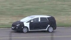 nieuwe-kia-mpv-onderweg